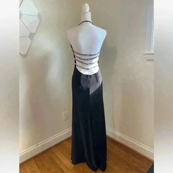 Mac Duggal  Long Black Gown Size 6 - Picture 7 of 9